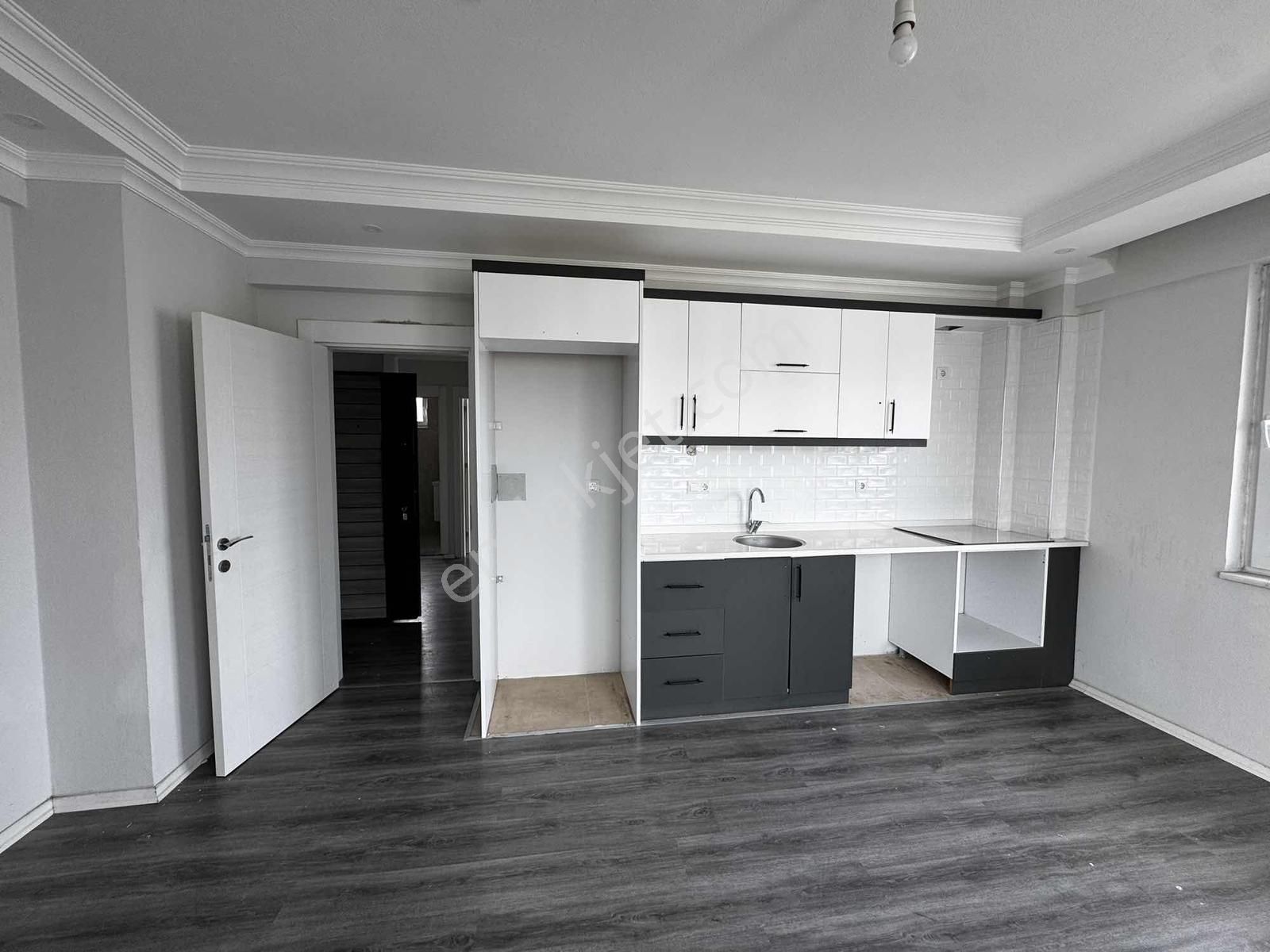 Çiğdem Emlak'tan Hürriyet Mah. 2+1 Eşyasız Kiralık Daire