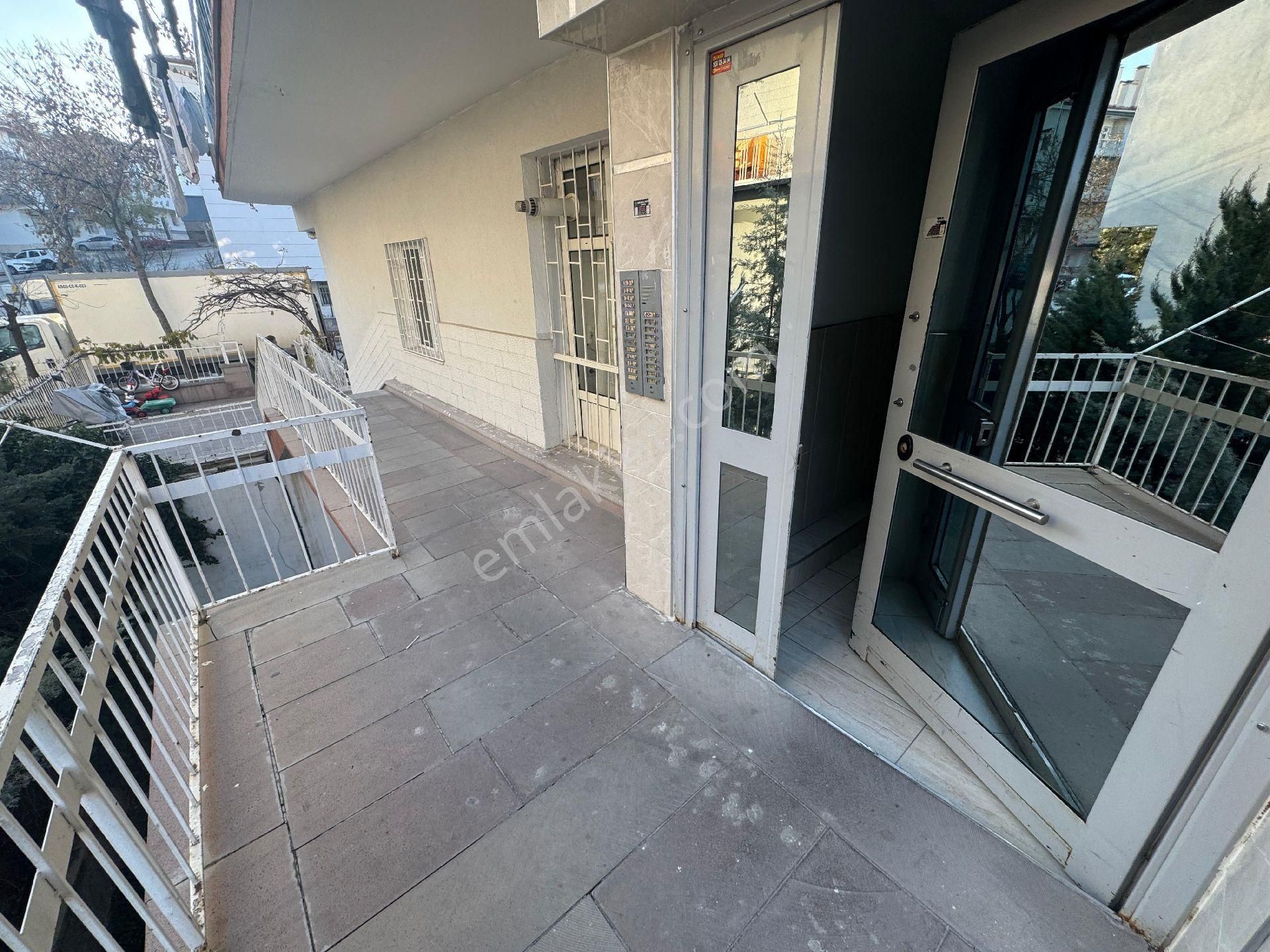 Atanora Vadiden Naci Çakırda Ara Kat Konumunda Geniş Metraj Kombili Boşş 3+1