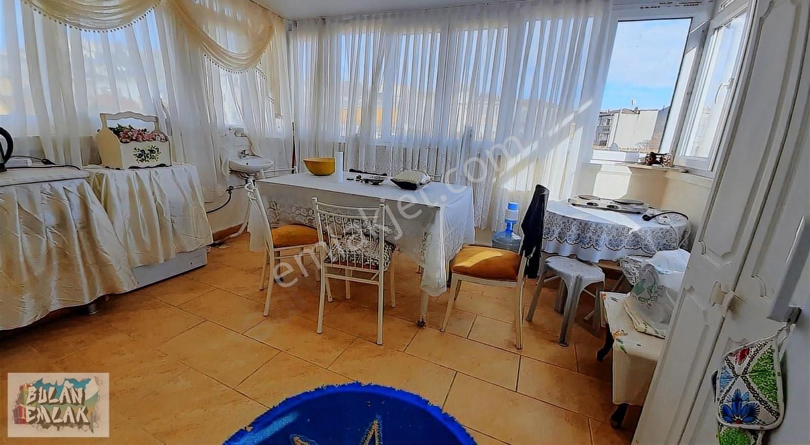 Bulan'dan Ortaköy Merkezde Teraslı Eşyalı 1+1 Çatı Katı Daire