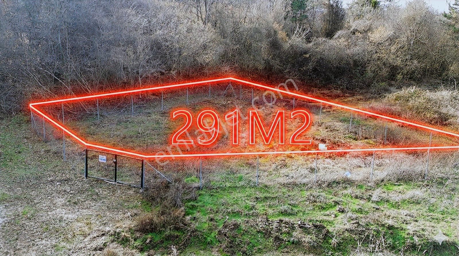 Tel Örgü İle Çevrili Resmi Yolu Mevcut Su Dibinde Hobi Bahçesi