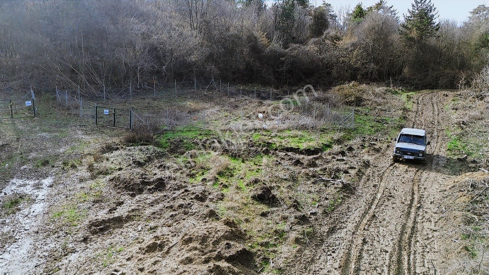 Tel Örgü İle Çevrili Resmi Yolu Mevcut Su Dibinde Hobi Bahçesi - Görsel 18
