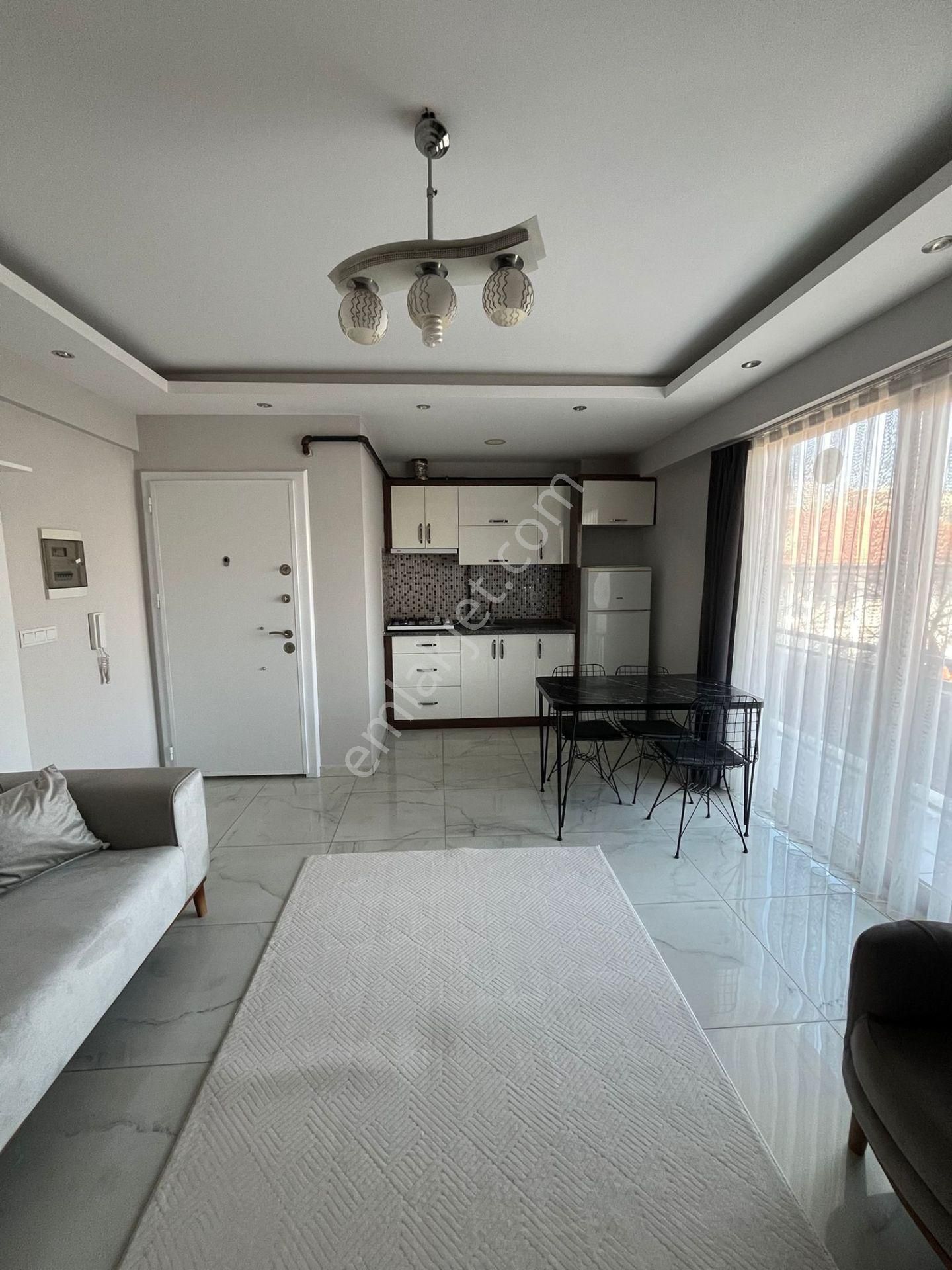 Zeytinköy Mahallesinde Arakat Balkonlu 1+1 Apart A196