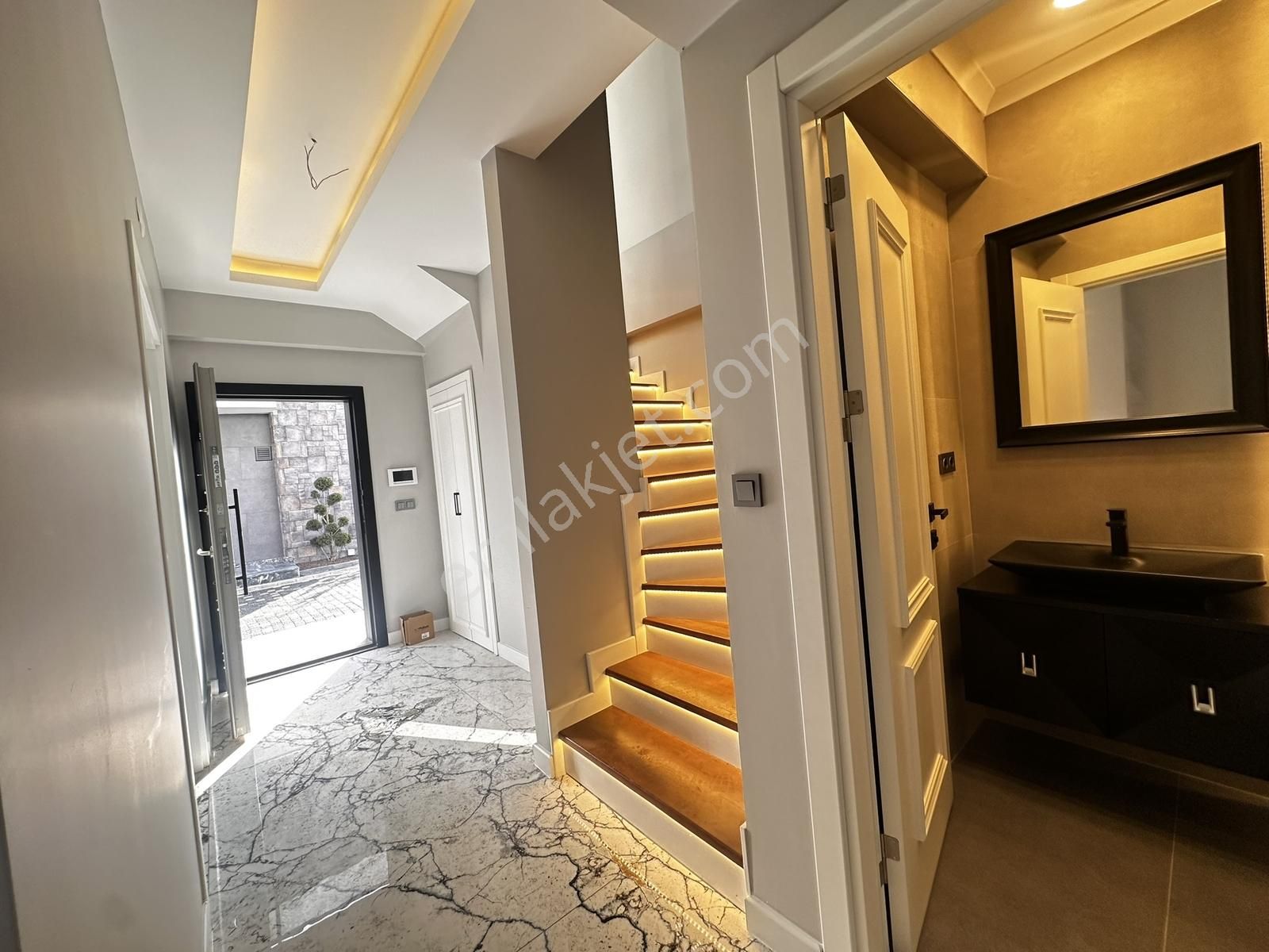 1 Nci Caddeye 100 Metre Şahane Konum Satılık Tam Müstakil Villa - Görsel 13