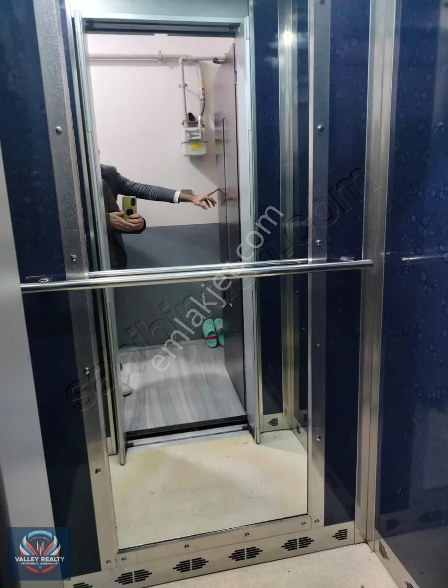 Valleyden Çobançeşmede Asansörlü, Otoparklı 2+1 Satılık Daire! - Görsel 3