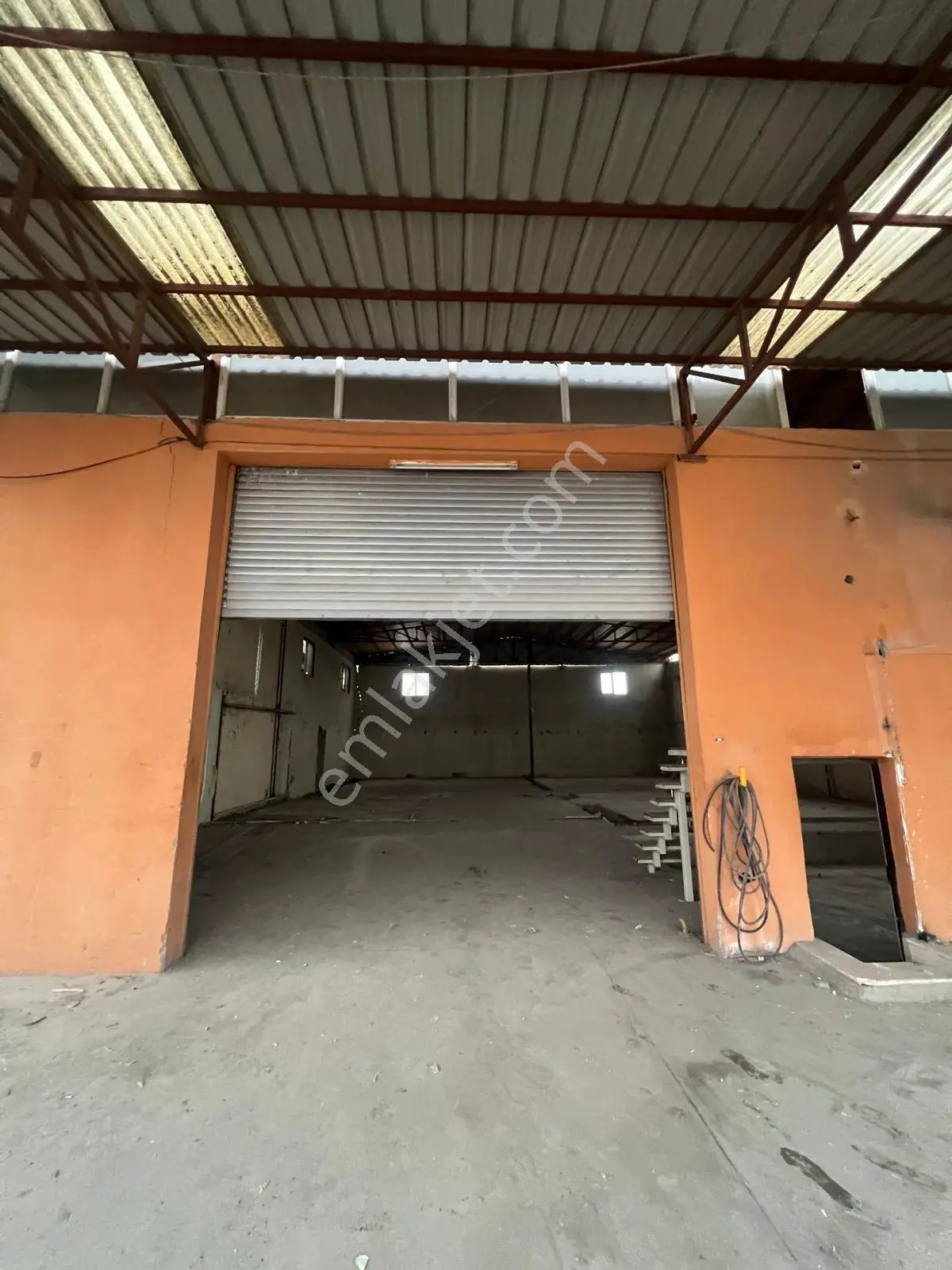 Odun Ambarları'nda Kiralık 450m² İş Yeri - Yükleme Rampalı