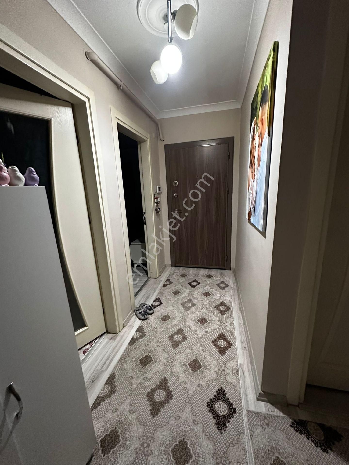 Bergama G.o.p'da Asansörlü Doğalgazlı 2 Balkonlu Kapalı Mutfak 2+1 Daire Satılık