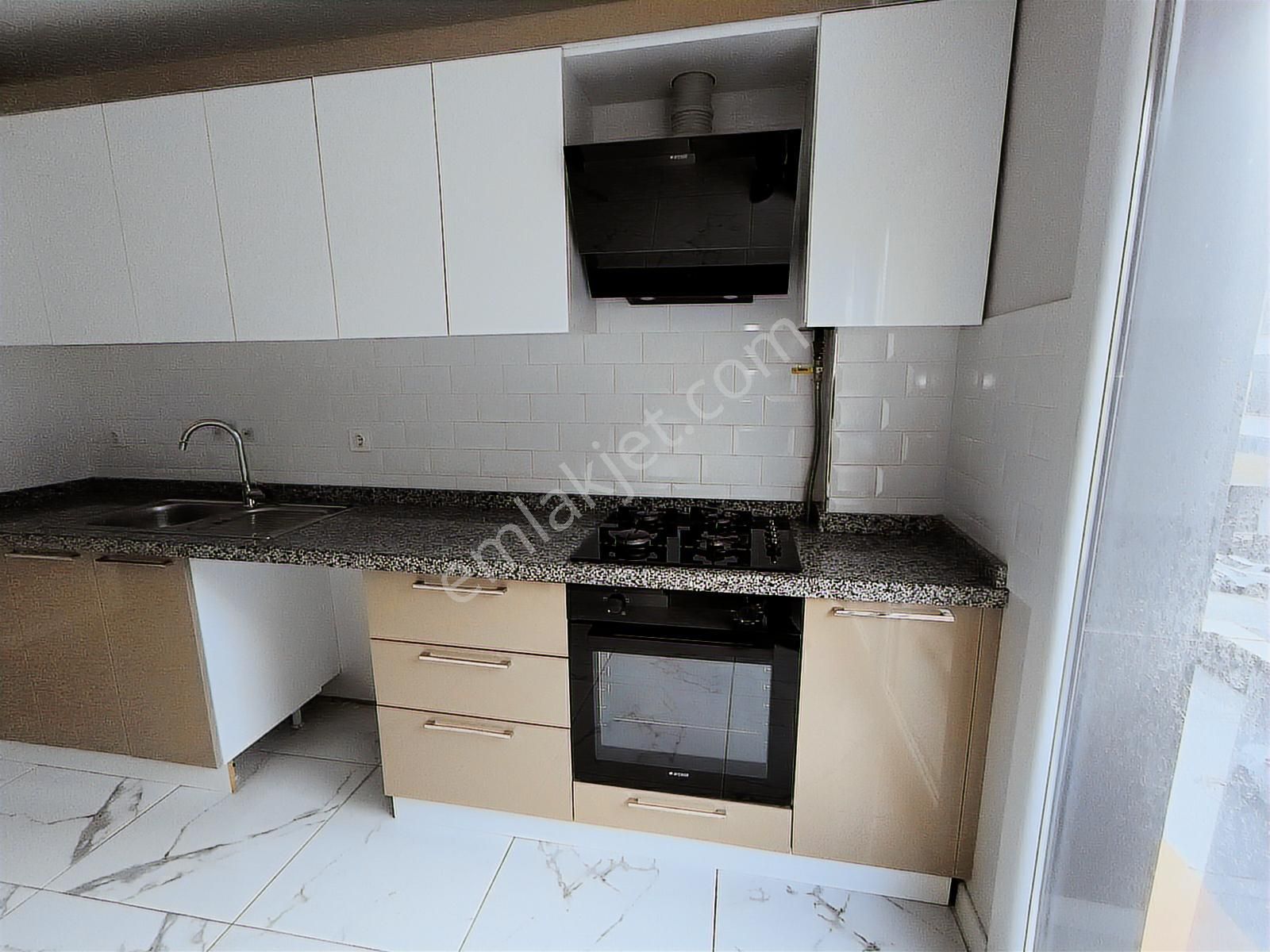 Avcılar Merkezde Ç.şamba Pazarında 100 M2 2+1 İkinci Kat Asansör