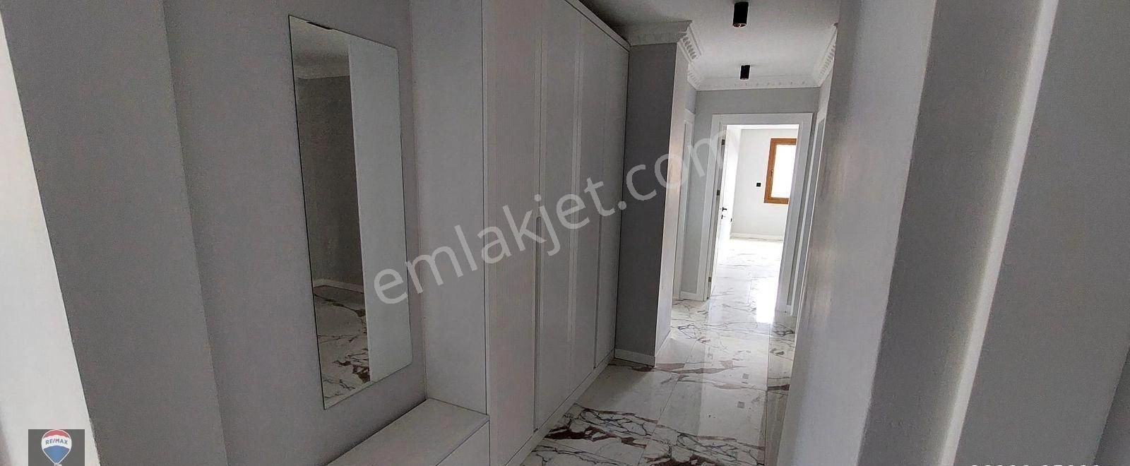 Kuşadası Marinada Asansörlü 165 M2 3+1 Arakat Daire - Görsel 13