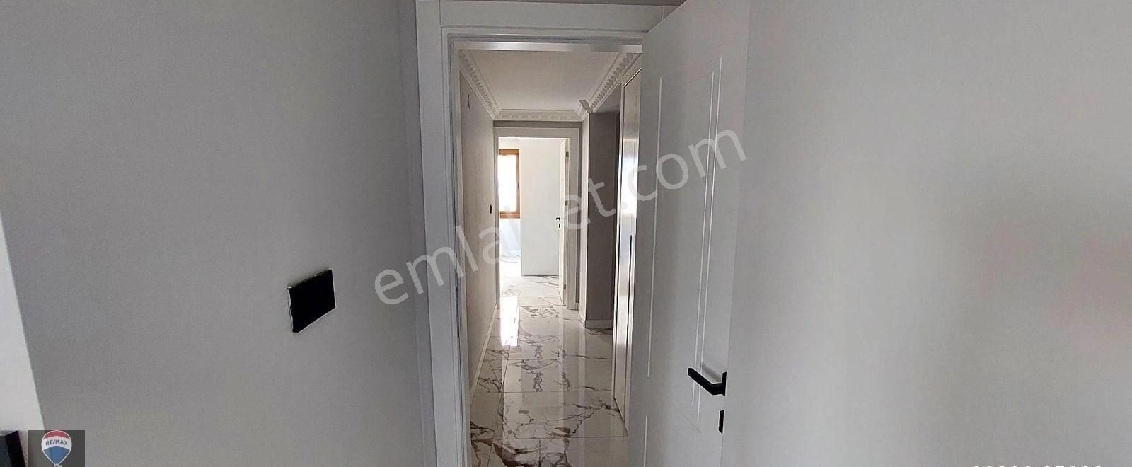 Kuşadası Marinada Asansörlü 165 M2 3+1 Arakat Daire - Görsel 12