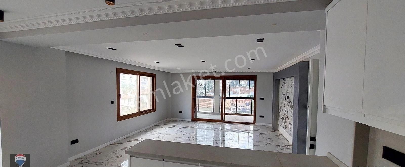 Kuşadası Marinada Asansörlü 165 M2 3+1 Arakat Daire - Görsel 18