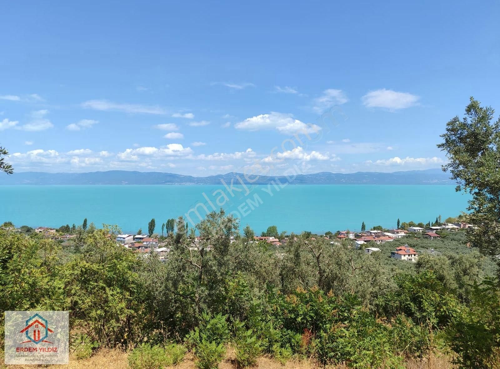 Erdem Yıldız'dan Full Göl Manzaralı Resmi Yolu Olan Fırsat Tarla