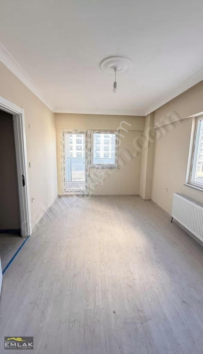 Esenler Bayar Evlerinde Ara Kat Ön Cephe 3+1 - Görsel 12