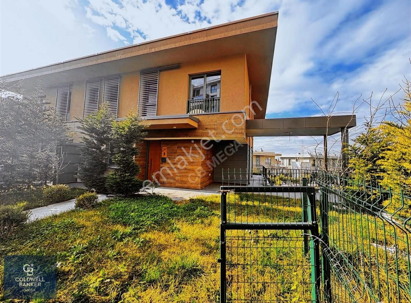 Bahçeşehir Eston Şehir Koru'da 4+1 Kiralık Sky Dubleks Villa