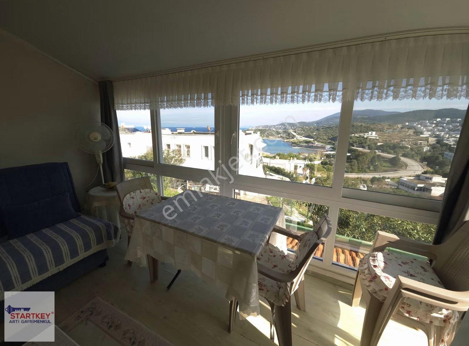 Yeni Foça Çanak Sitesinde Deniz Manzaralı Satılık Yazlık