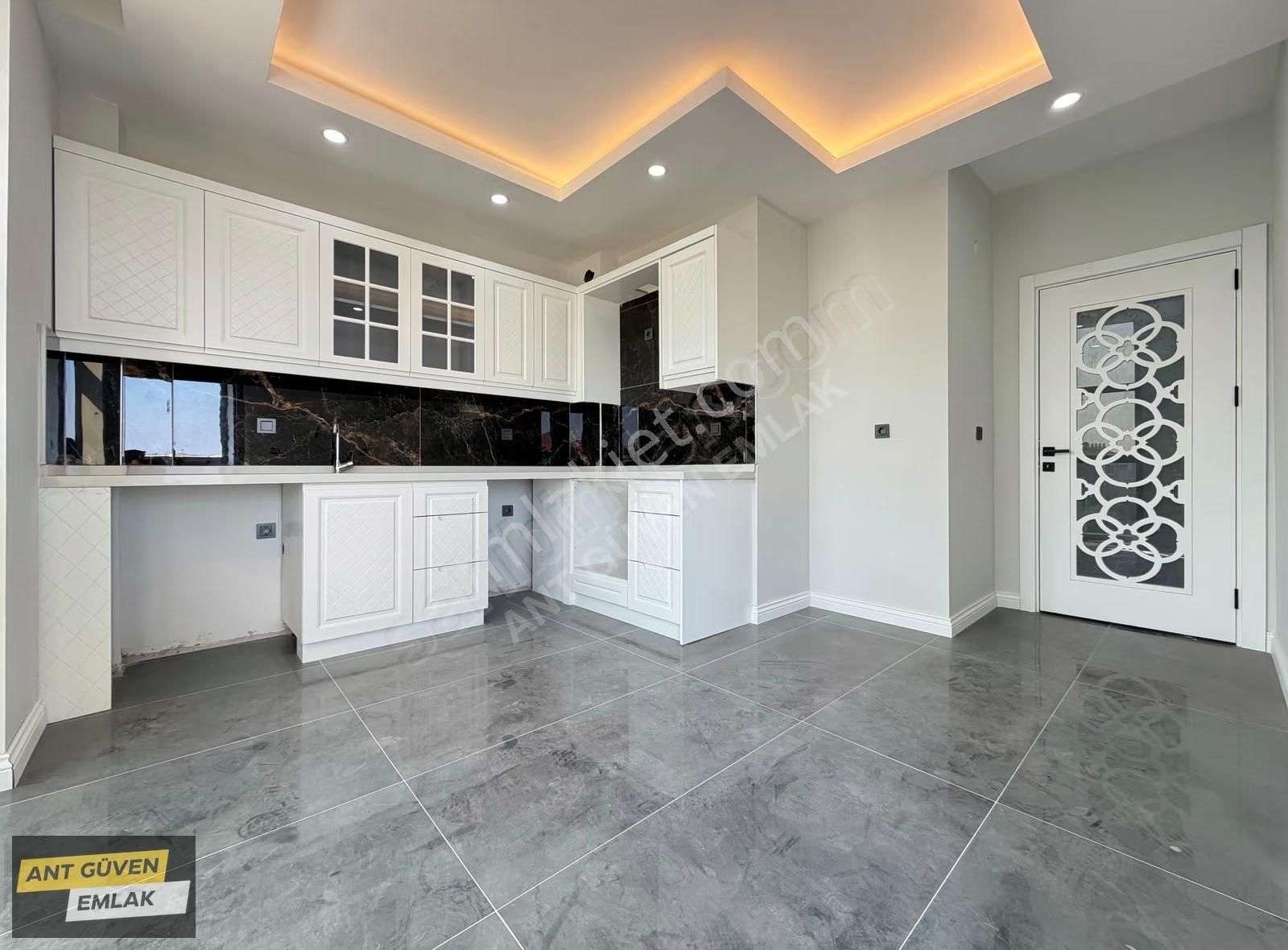 Akıllı Ev Sistemli Yerden Isıtmalı Giyotin Camlı 2+1 Lüks Arakat