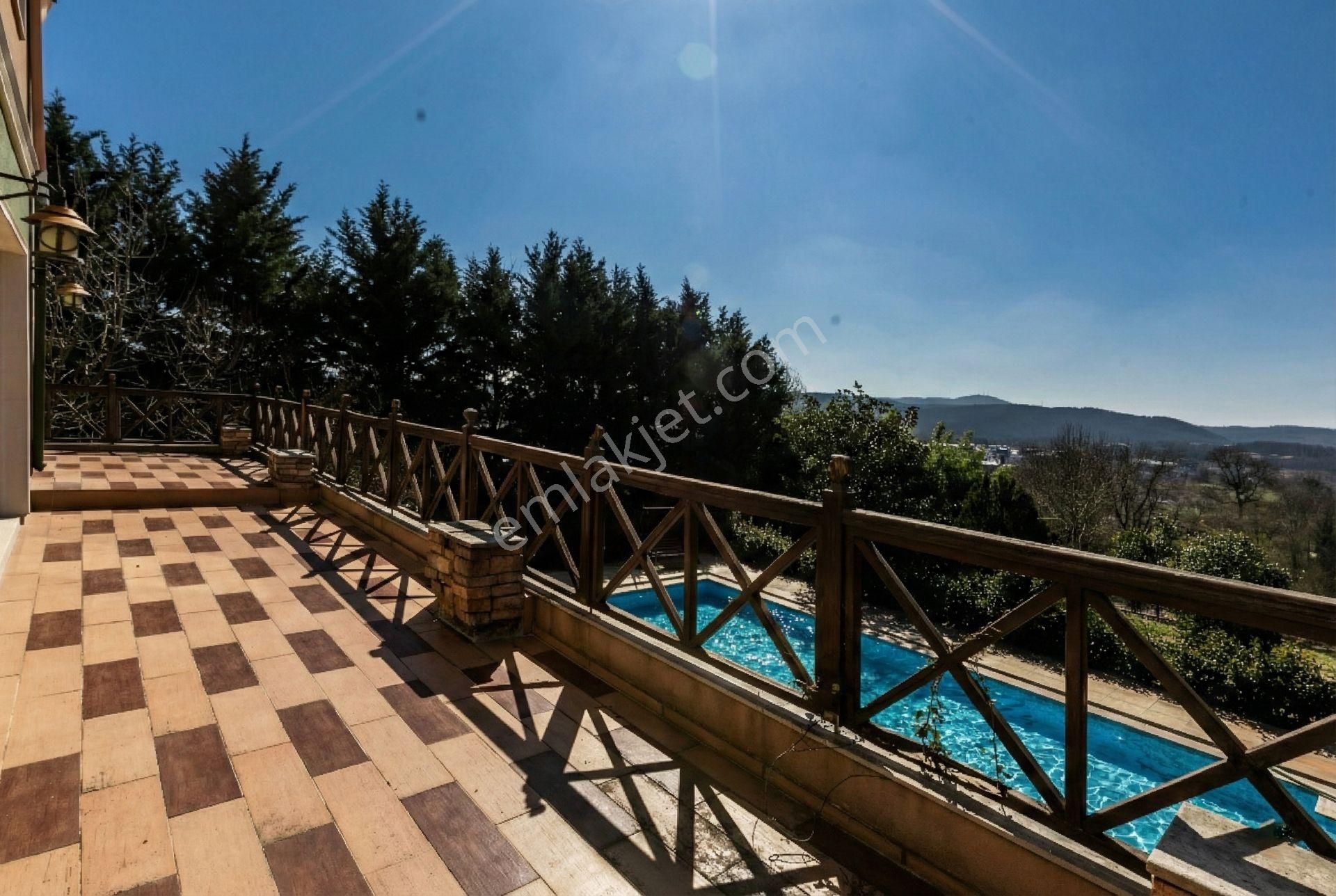 Çekmeköy'de 1487 M2 Arsası İle Orman Manzaralı Havuzlu Villa