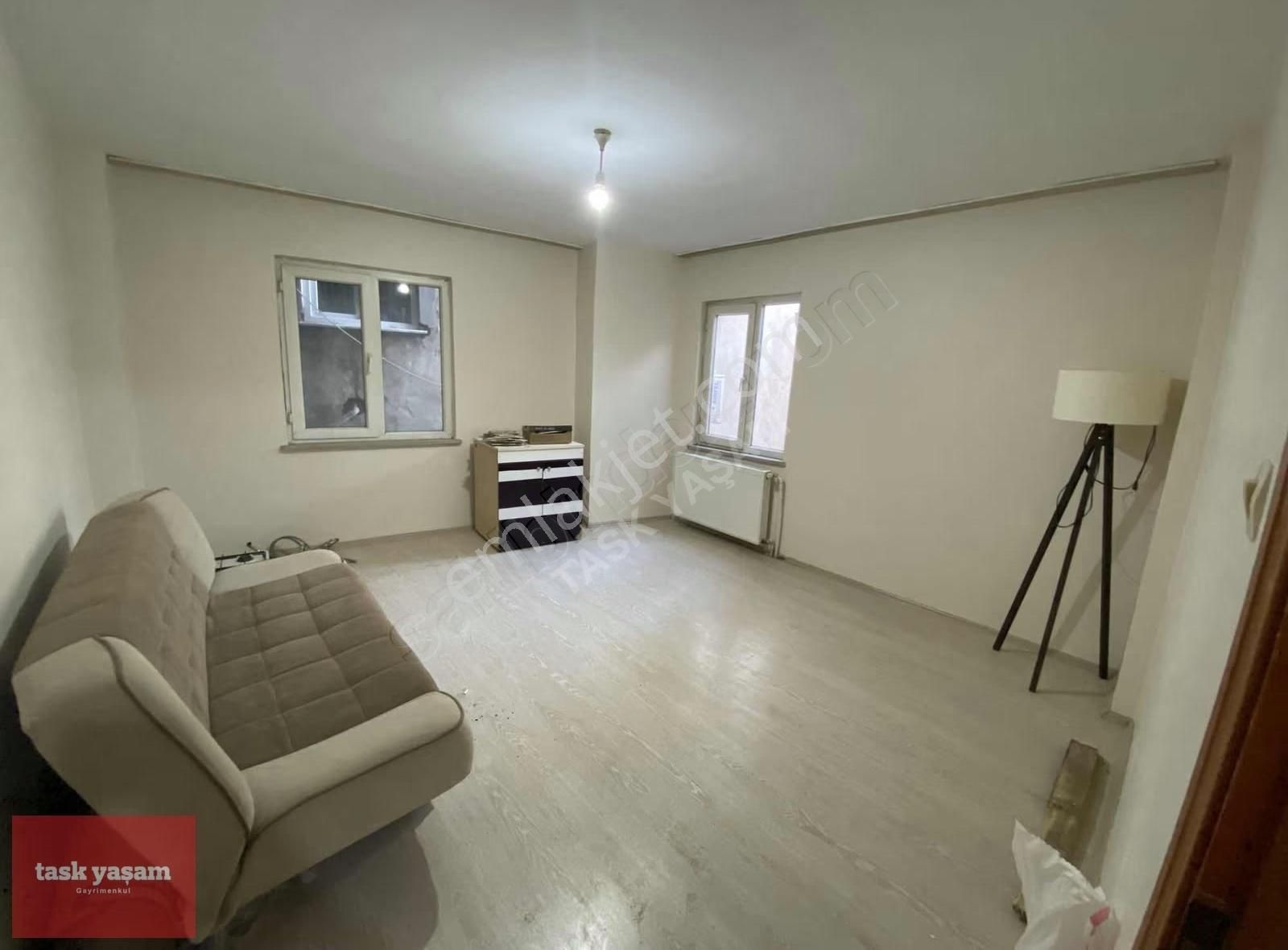 Gülbaharda Kiralık İçi Yenilenmiş 2+1 Daire - Görsel 5