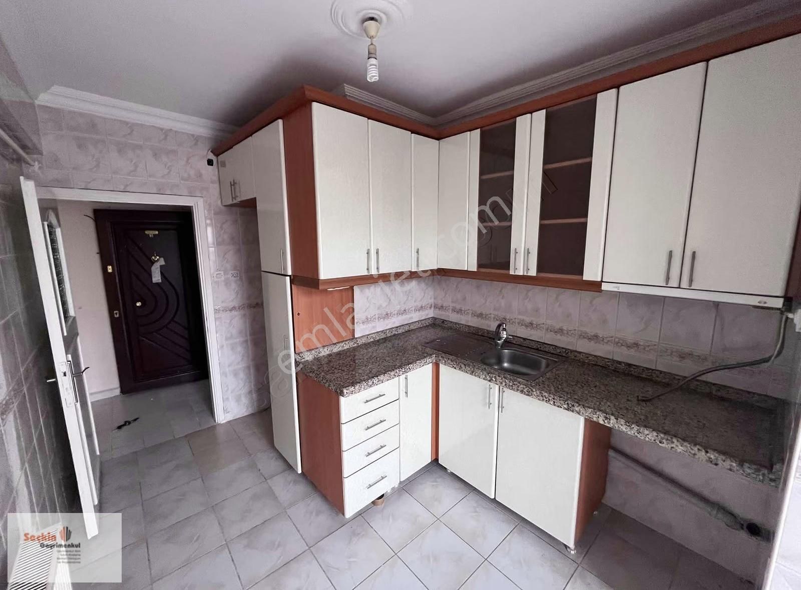Maltepe Zümrütevlerde 3+1 2 Kat Güney Site İçerisinde