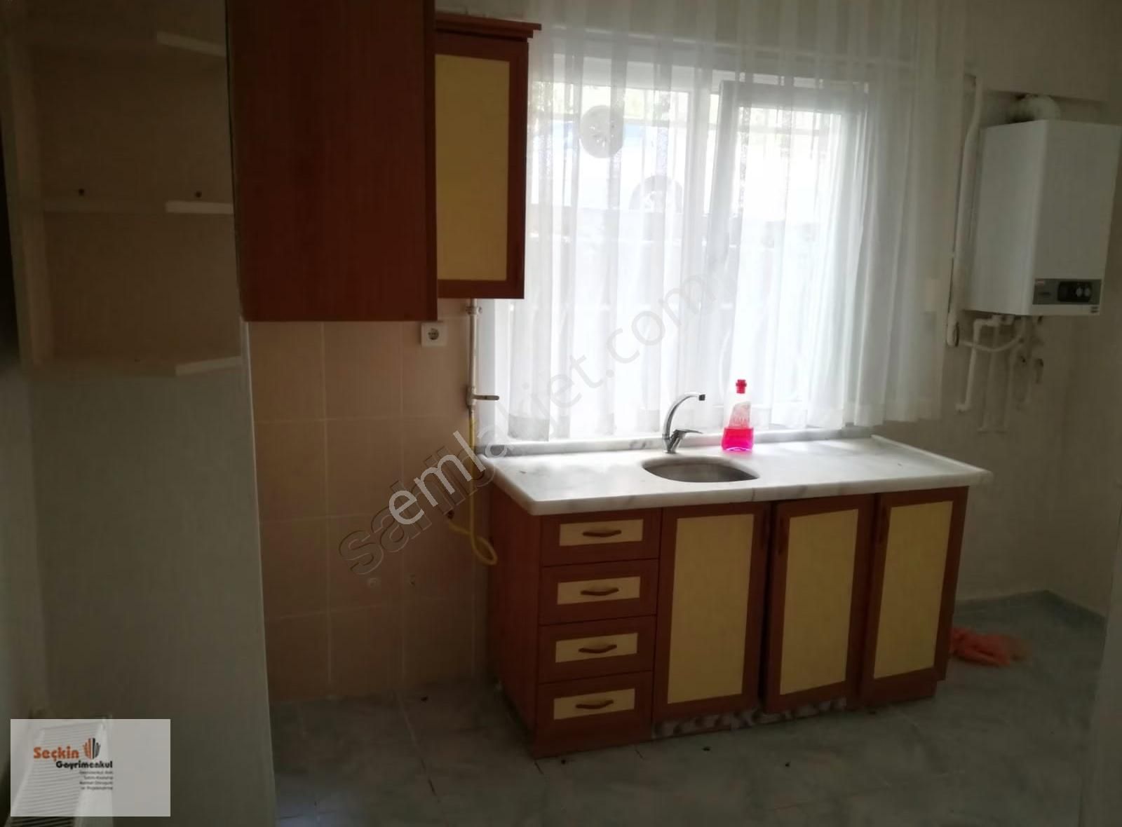 Maltepe Zümrütevlerde 2+1 Giriş Kat Güvenlikli Site İçerisinde