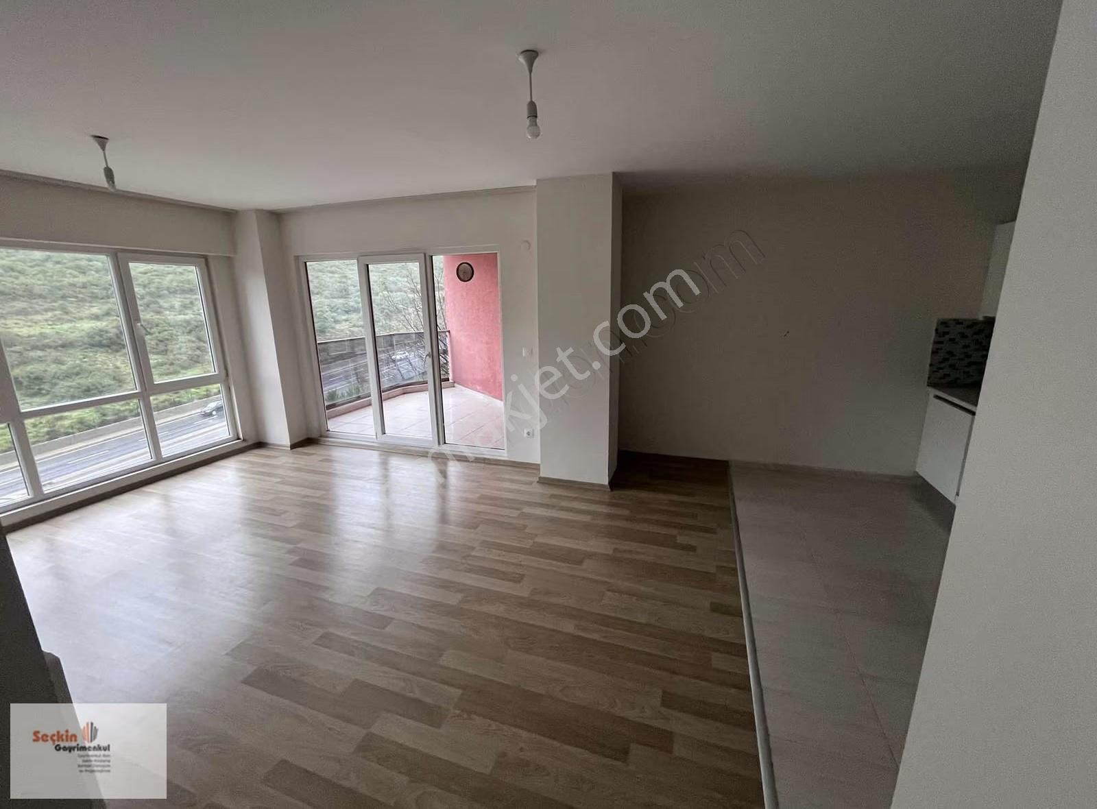 Maltepe Zümrütevlerde Full Ada Sitesi İçerisinde 2+1 80m2 Net