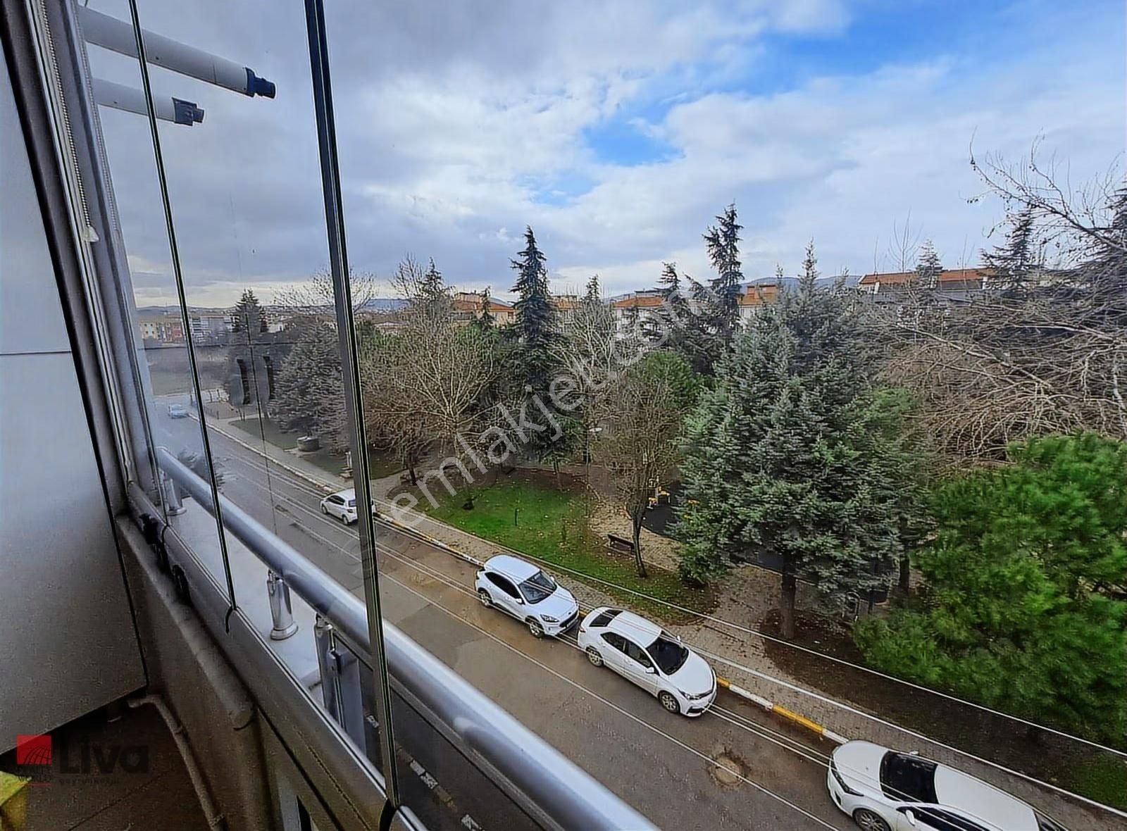 Liva'dan Paşaalanı Mah.satılık Mükemmel Konum Geniş 3+1 Daire - Görsel 24