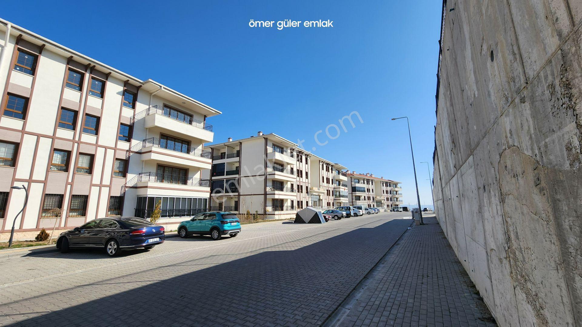 Güler^den Yakacık Tokide 2.kat Ön Cephe 3+1 130m2 5.700tl Taksit