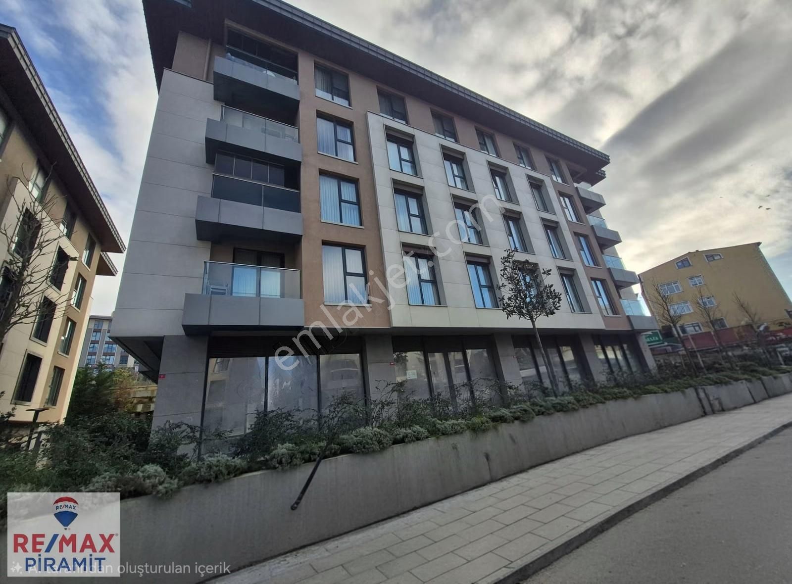 Kirazlıtepe Toki Konutları Ön Cephe Yüksek Tavan Dükkân