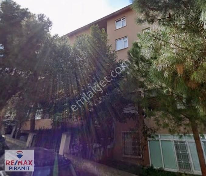 Acıbadem Ana Yol Sokakta 2+1 Bahçe Katı Kiralık Daire