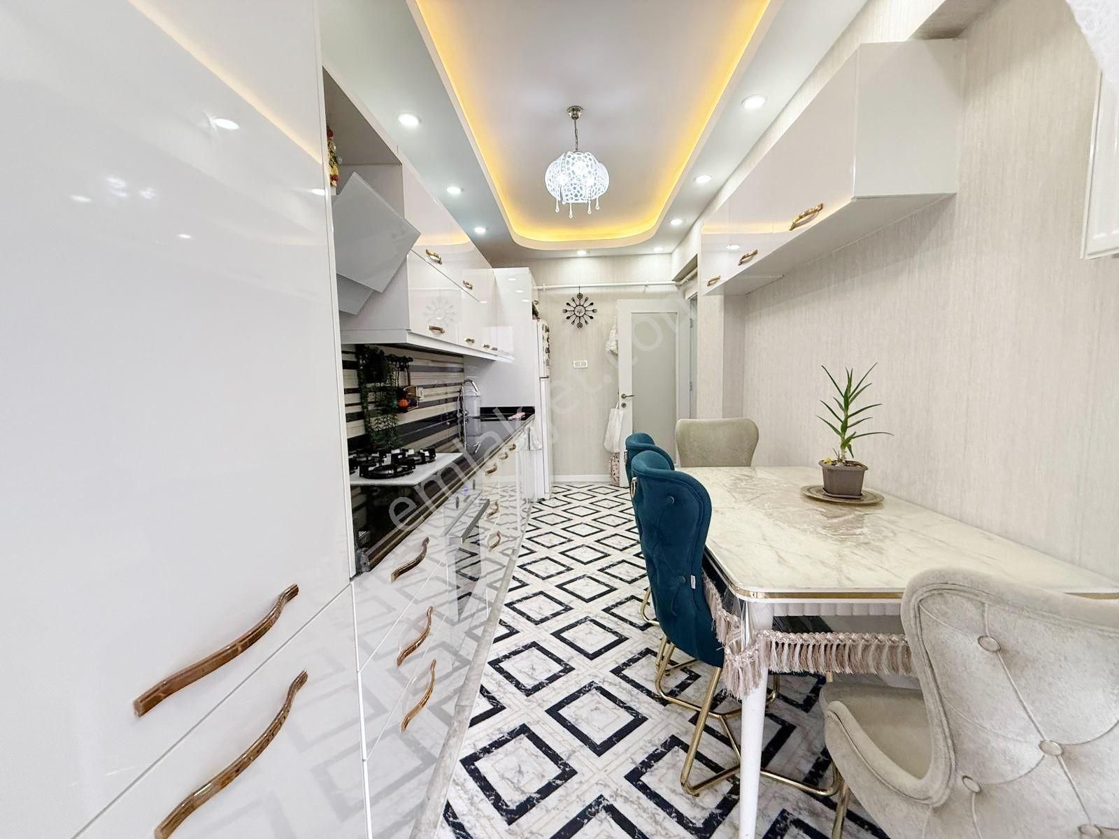 Beykent'te Ferah Ve Geniş Özel Duvar Kâğıtlı, Modern 2+1 Daire