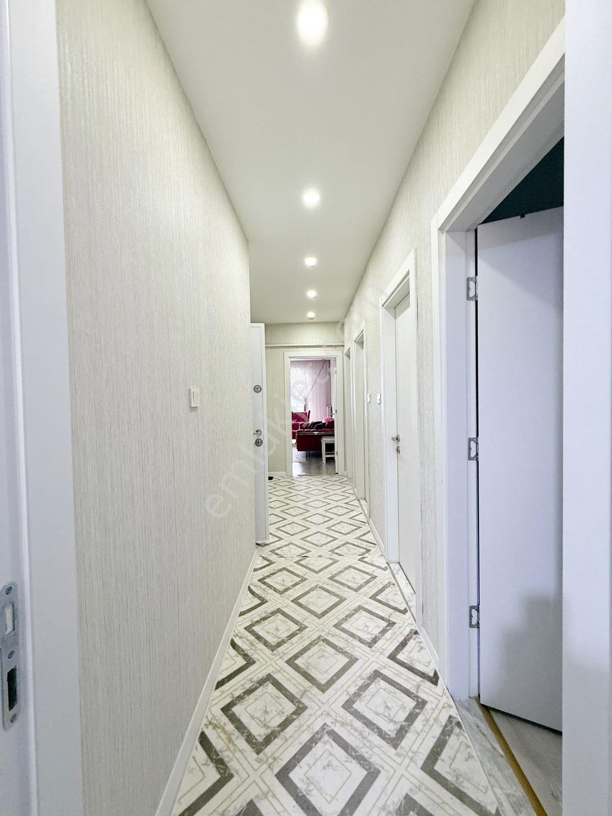 Beykent'te Ferah Ve Geniş Özel Duvar Kâğıtlı, Modern 2+1 Daire - Görsel 11