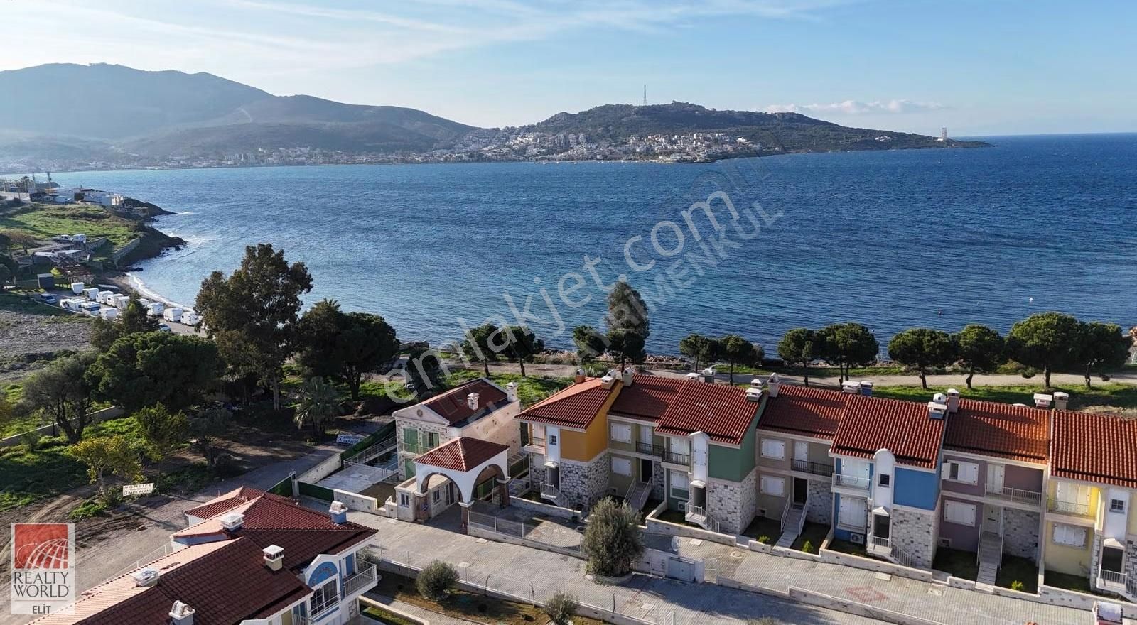 Yeni Foçada Denize 100 M Lüks 3+1 Dubleks Havuzlu Site Teraslı