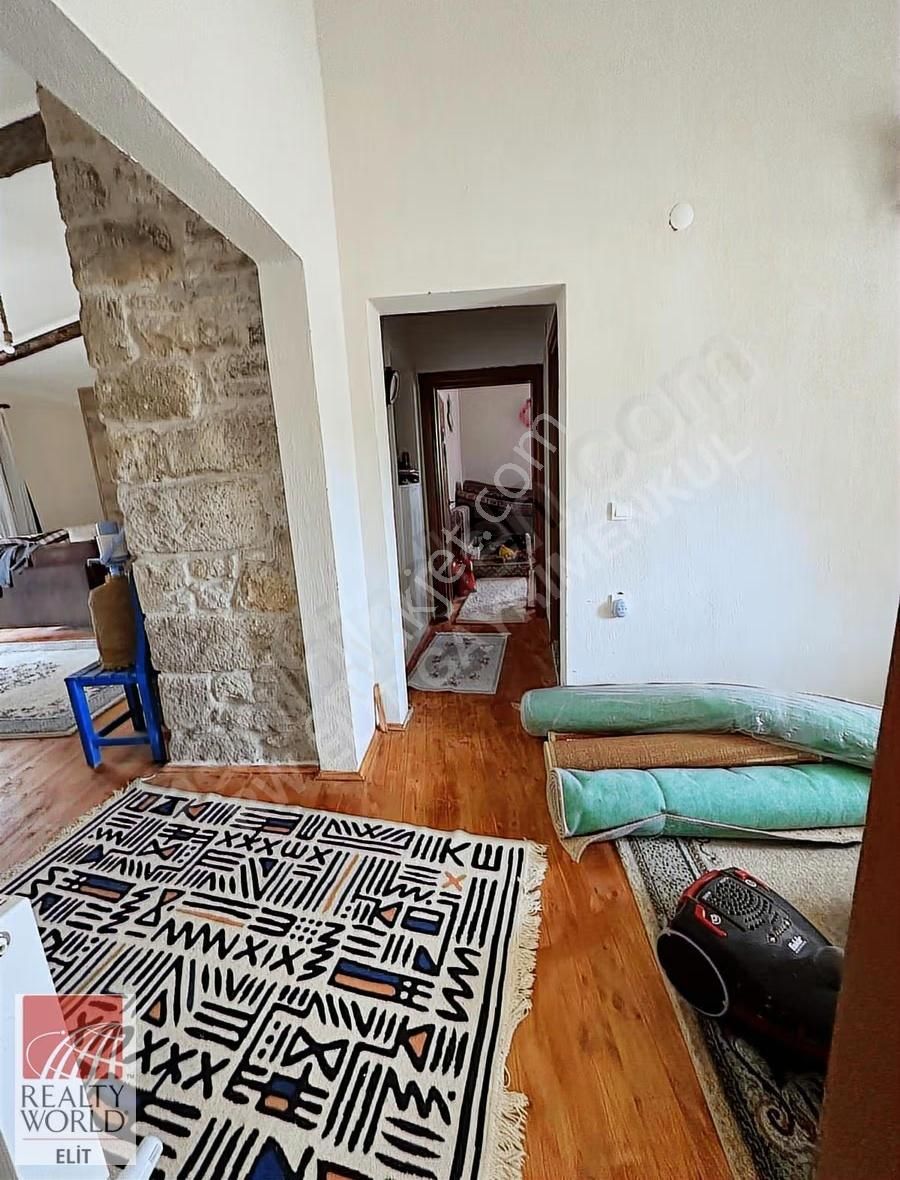 Yeni Foça Kozbeylide Prestijli Taş Evli Özel Mülk - Görsel 2