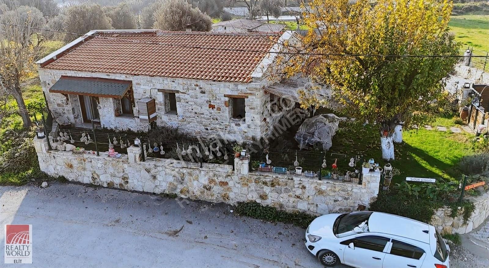 Yeni Foça Kozbeylide Prestijli Taş Evli Özel Mülk - Görsel 11