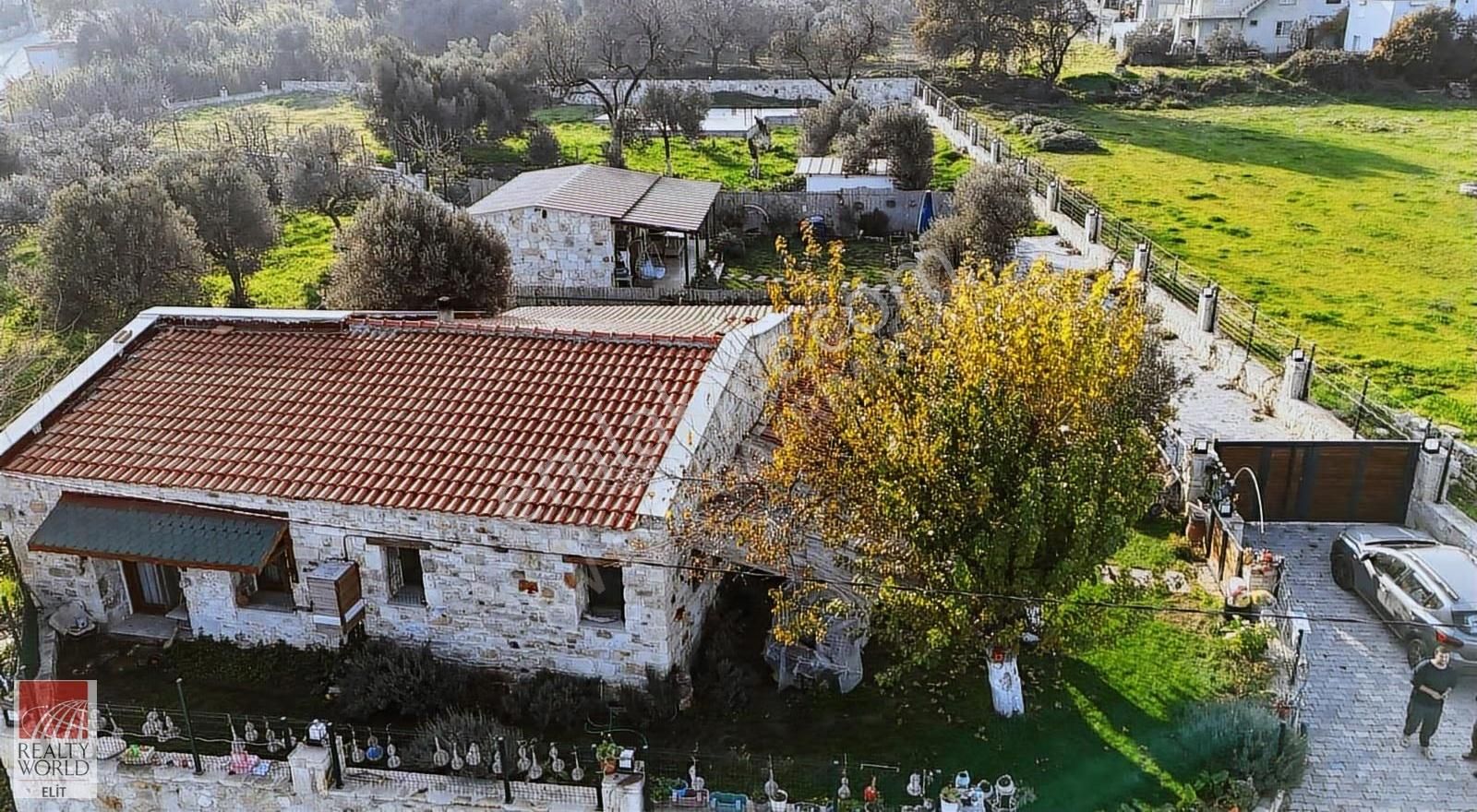 Yeni Foça Kozbeylide Prestijli Taş Evli Özel Mülk - Görsel 14