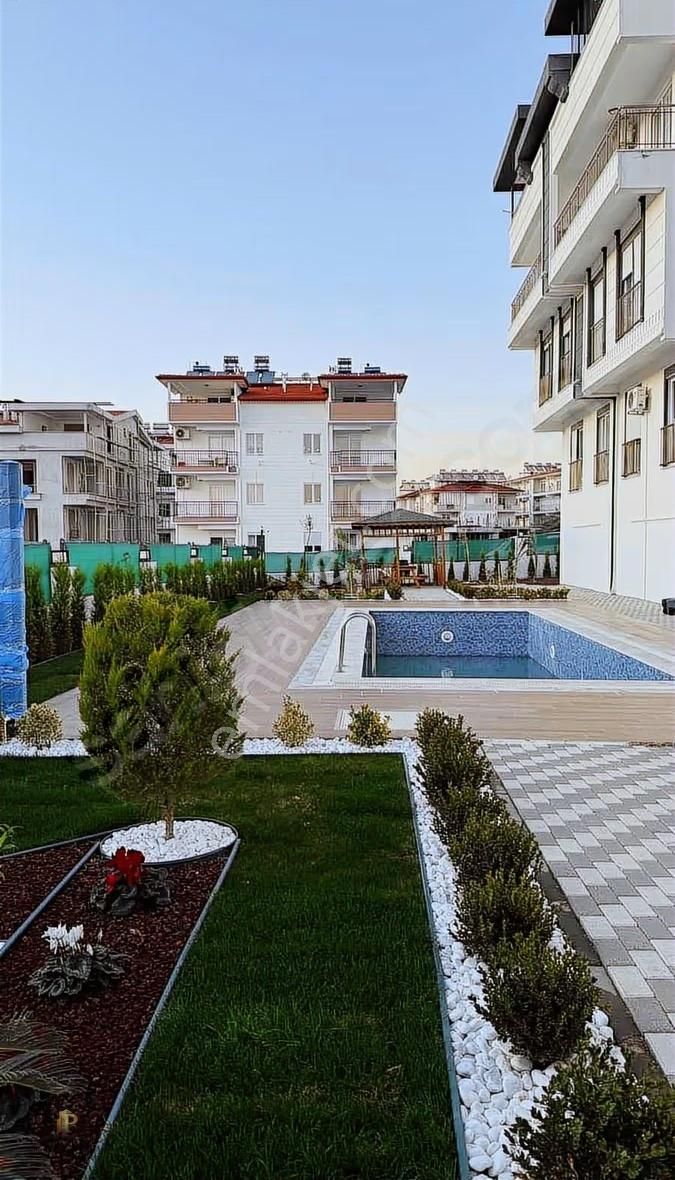 Havuzlu Site İçerisinde Havuz Cepheli 2+1 Ayrı Mutfak Daire - Görsel 18