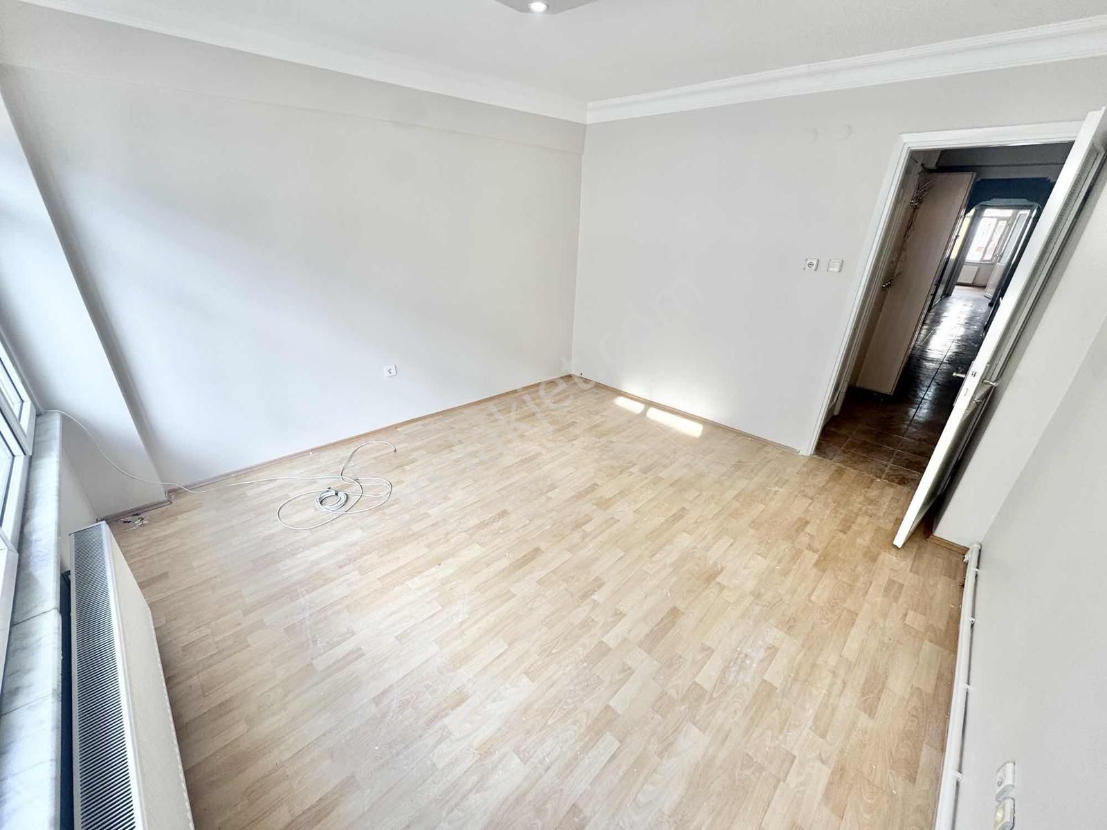 Altın Emlak'tan Kiralık Balkonlu İçi Yapılı 2+1 Daire - Görsel 4