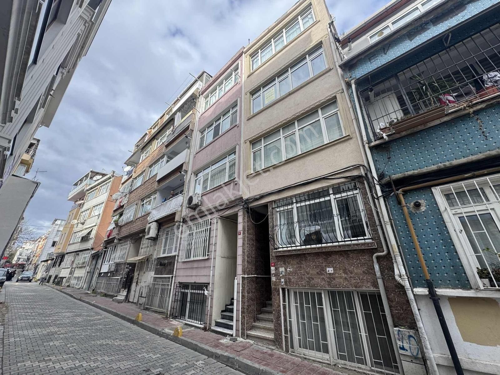 Altın Emlak'tan Kiralık Balkonlu İçi Yapılı 2+1 Daire