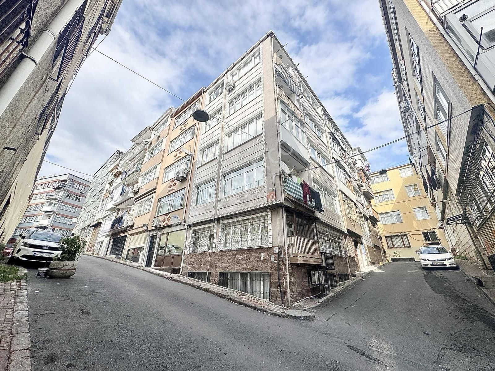 Altın Emlaktan Kocamustafapaşa Da Balkonlu 3+1 Deniz Manzaralı - Görsel 3