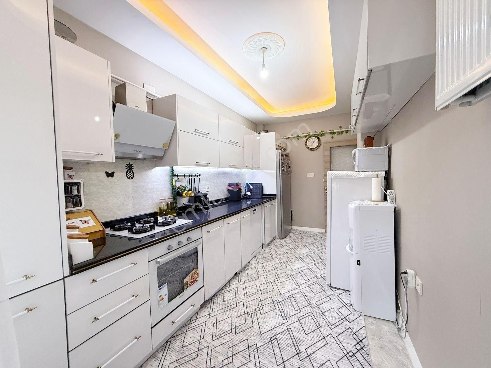 Beykent'te Satılık Site İçi Pazar Yakını 2+1 Çift Cepheli Daire