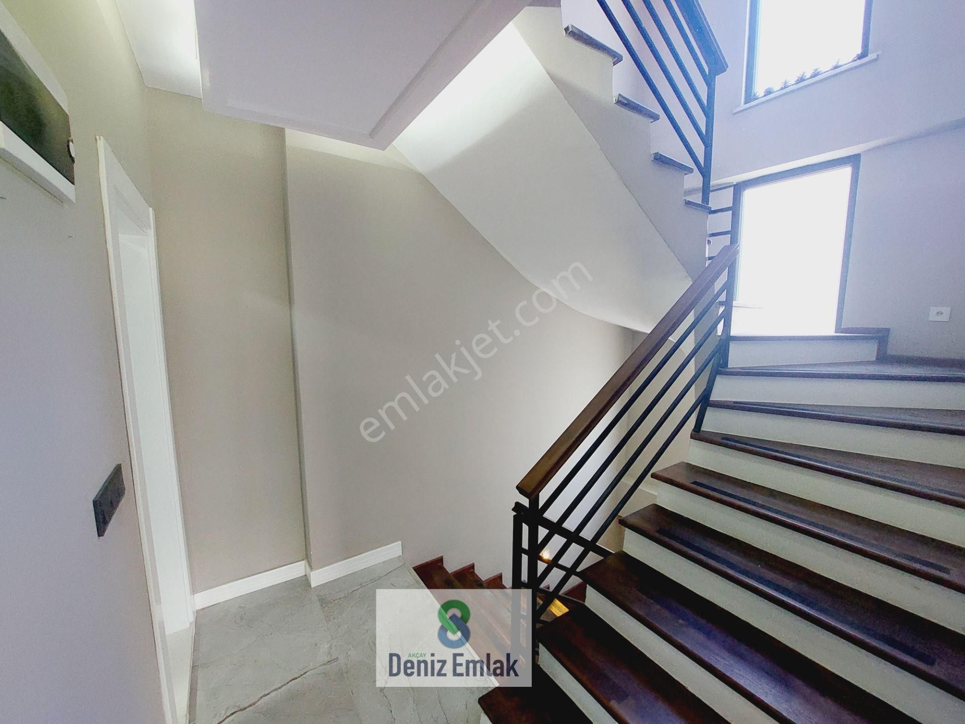 Denizden Akçayda Lüx Tasarım Geniş Verandalı Satılık 4+1 Tripleks Villa. - Görsel 15