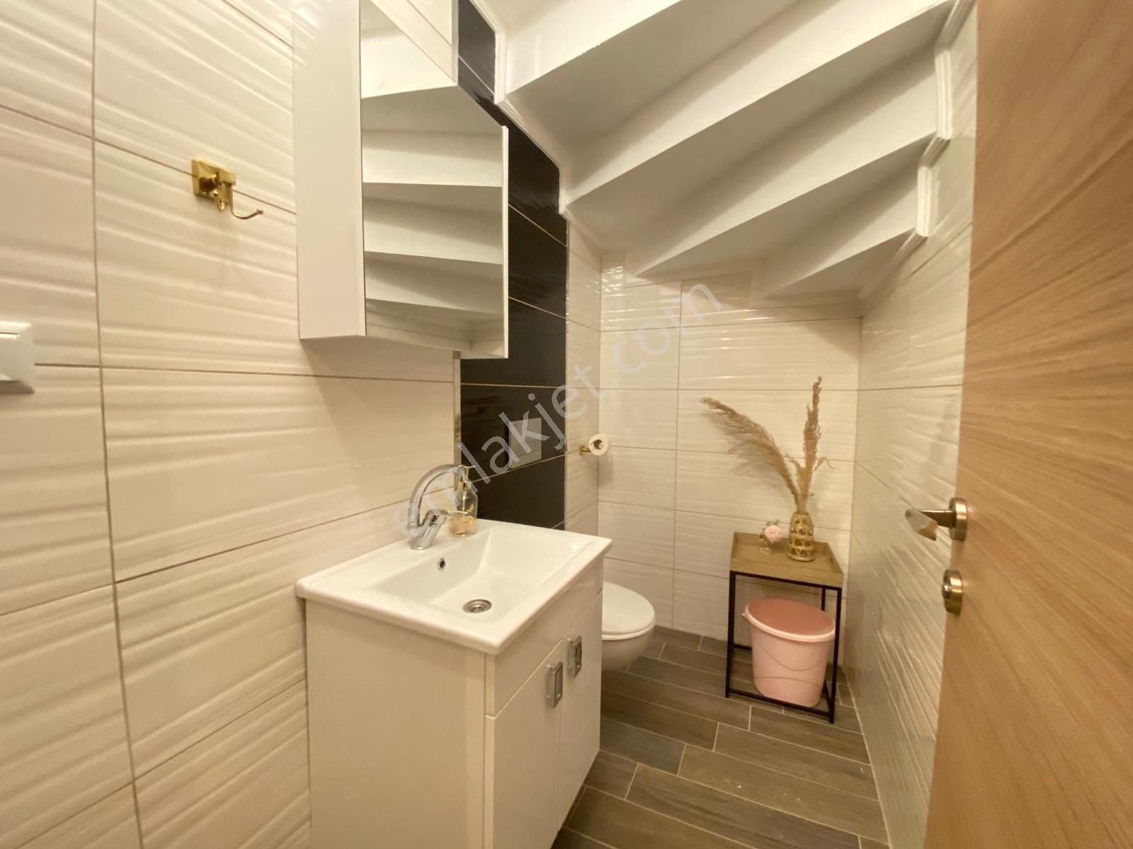 Karasuda Teraslı Ve Kış Bahçeli Geniş 2+1 Modern Satılık Villa - Görsel 15