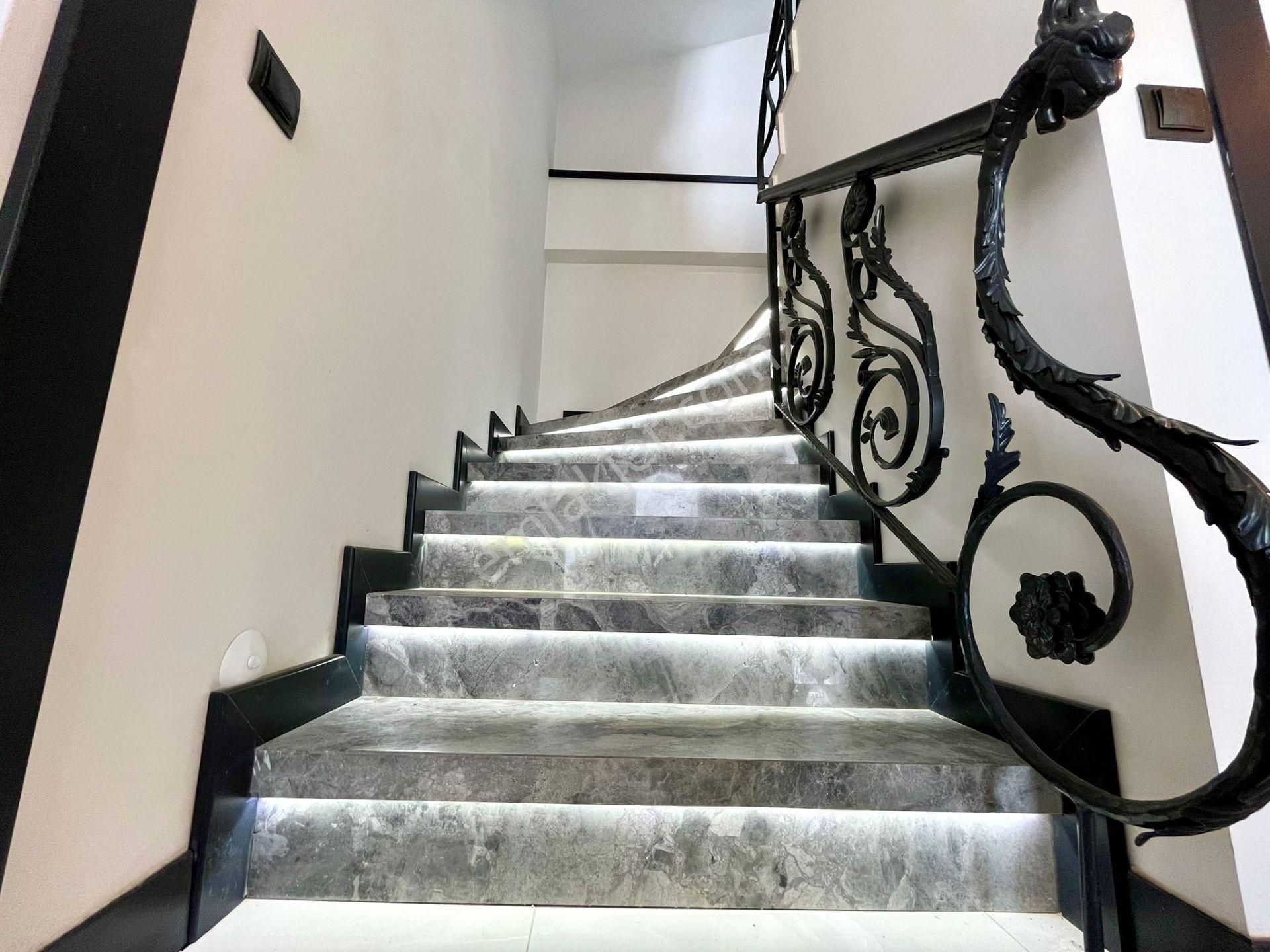 Yükselden Havuzlu Kapalı Otopark Ayrı Mutfak Kusursuz 5+1 Villa - Görsel 22