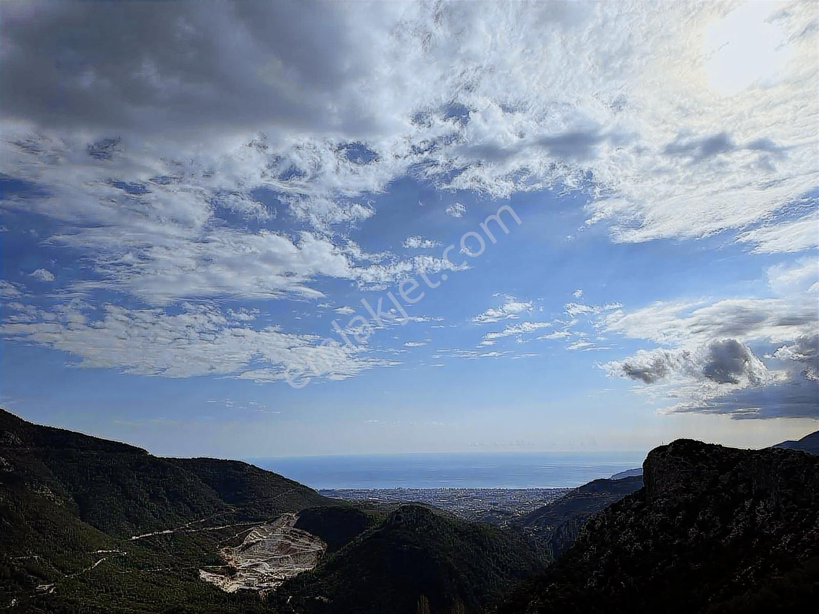 Full Deniz Ve Şehir Manzaralı Önü Kapanmaz Zirvede Tarla - Görsel 3