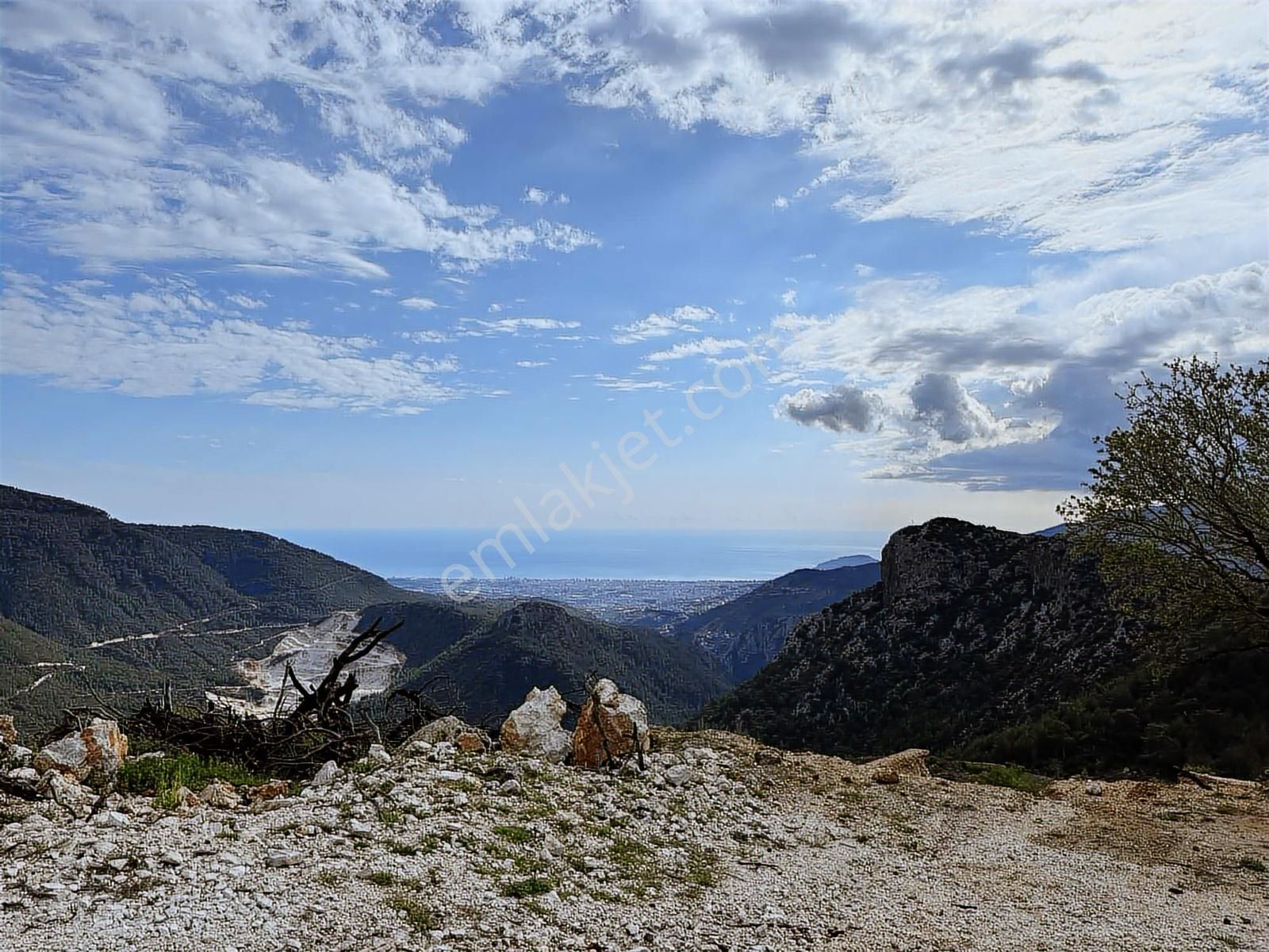 Full Deniz Ve Şehir Manzaralı Önü Kapanmaz Zirvede Tarla