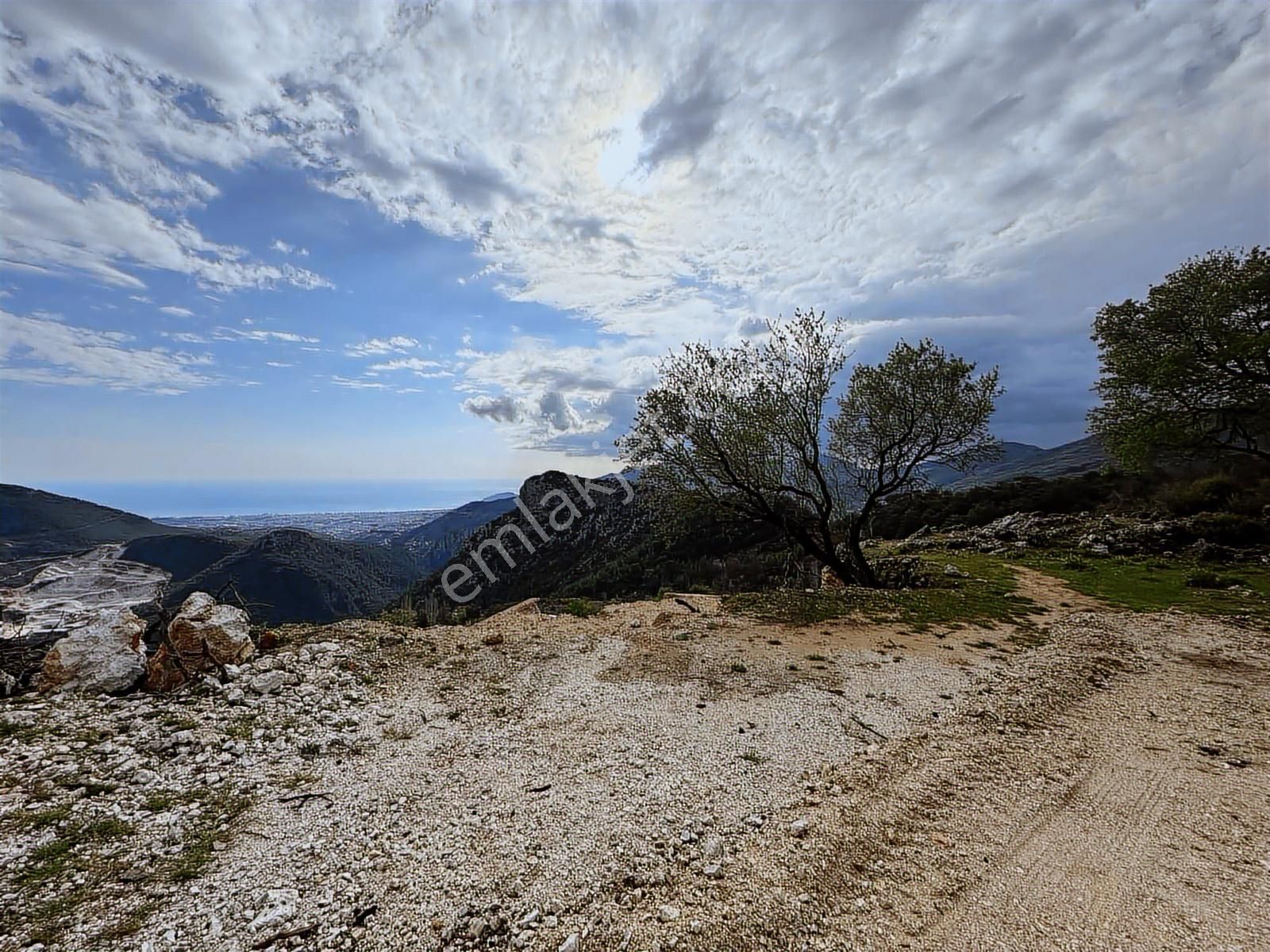 Full Deniz Ve Şehir Manzaralı Önü Kapanmaz Zirvede Tarla - Görsel 8