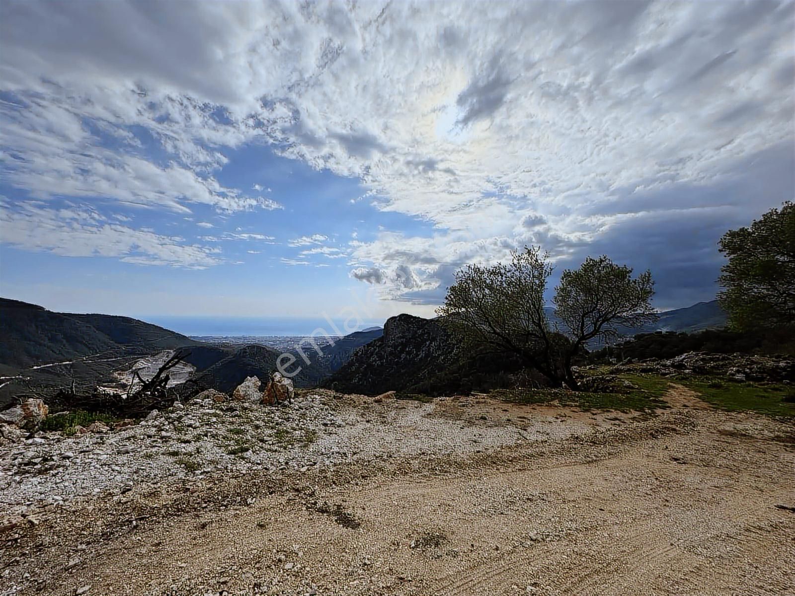 Full Deniz Ve Şehir Manzaralı Önü Kapanmaz Zirvede Tarla - Görsel 7