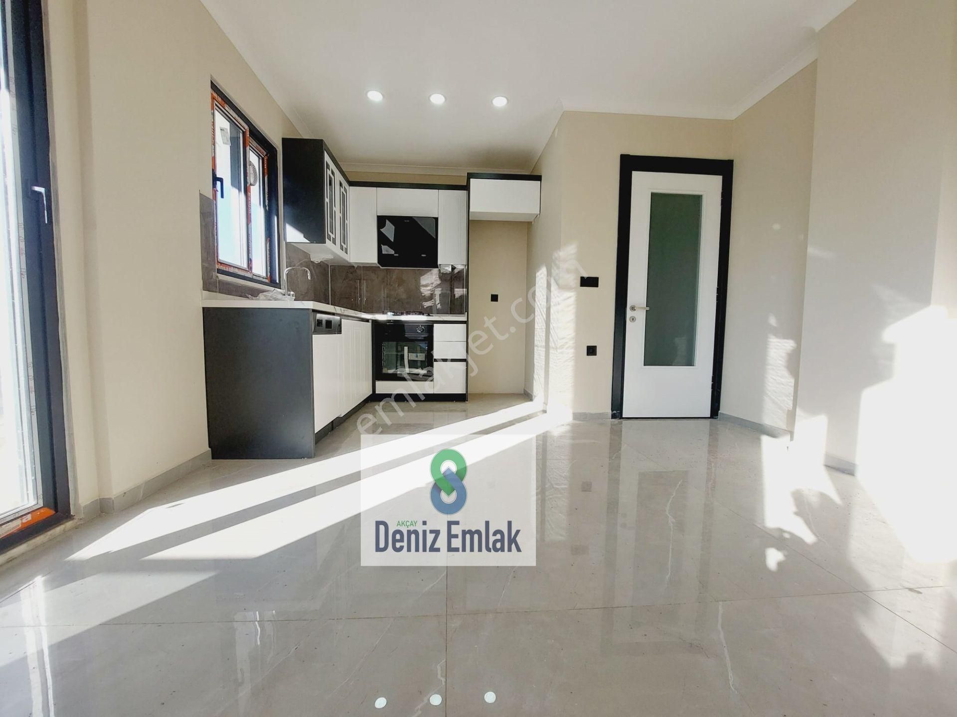 Denizden Akçayda Öncephe Geniş Balkonlu Satılık 2+1 Daire.