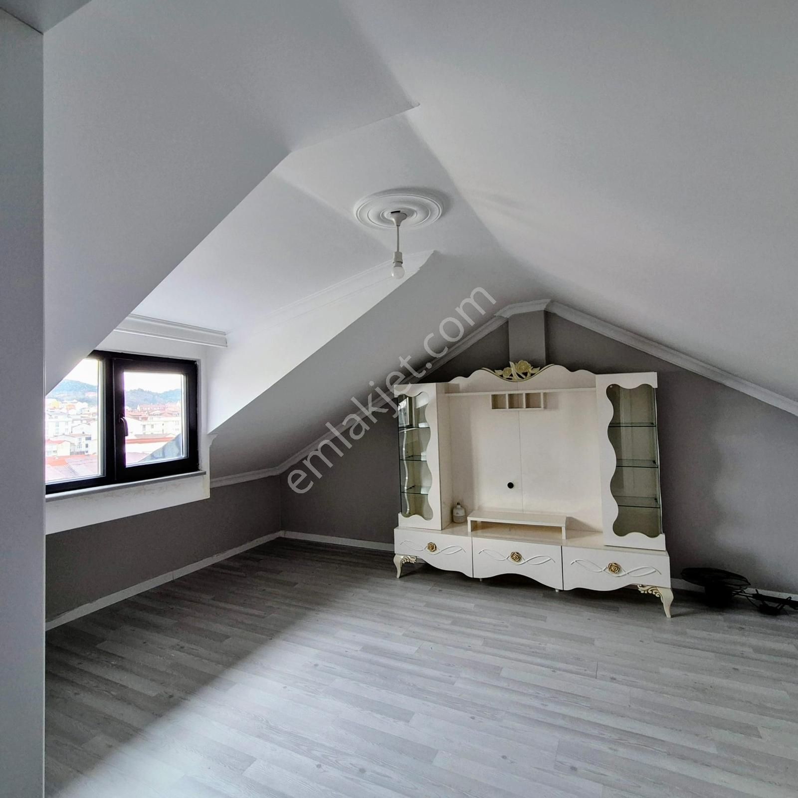 Arnavutköy Merkez | Sıfır Binada | 2+1 Çatı Katı Kiralık Daire - Görsel 2