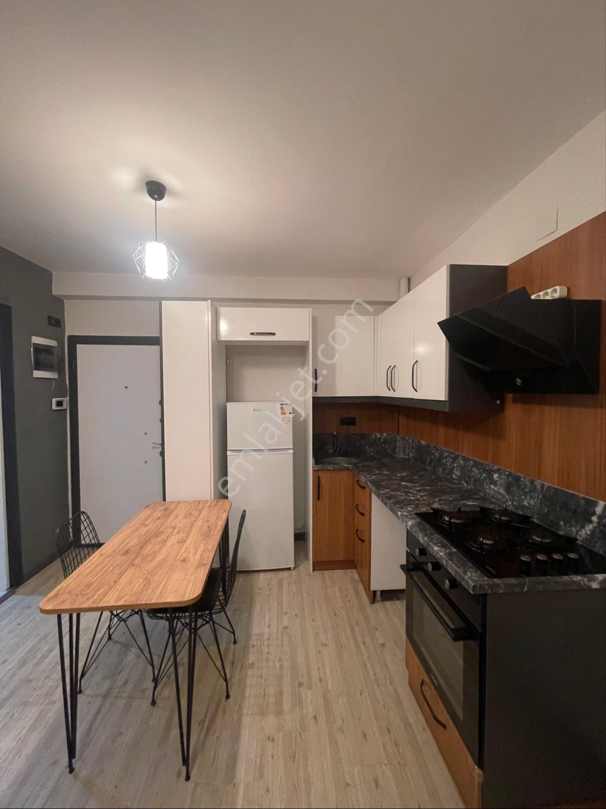 Carkıpare'de Mıgros Arkası Hasarsız Iskanlı Esyalı Satılık 1+1