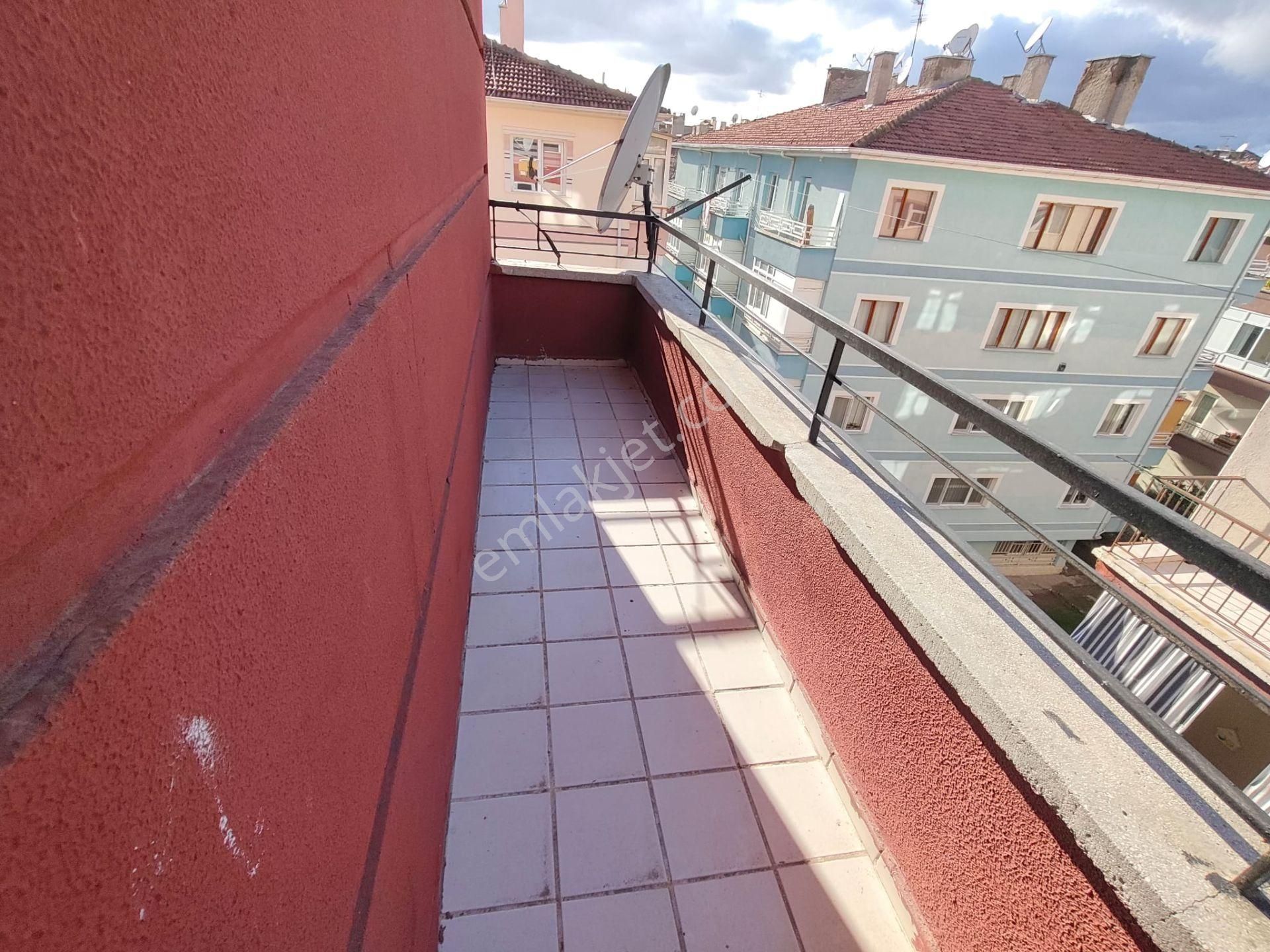 Yılmaz Gayrimenkul'den Ara Katta Yapılı Masrafsız 2849 Pv 3+1 Fırsat Dairesi - Görsel 8